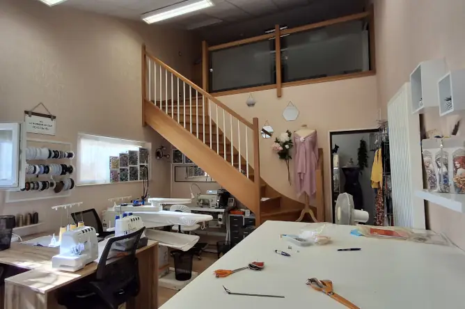 Explorez notre atelier de couture lumineux et organisé, équipé de machines professionnelles et d’un espace de travail optimisé pour la création textile.