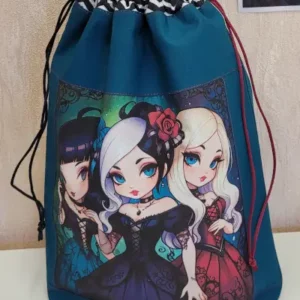 Pochette “Trio Enchanté” – Style manga & fantasy** Craquez pour cette pochette à cordon illustrée d’un trio de filles au style féérique et gothique. Pratique, originale et pleine de caractère, elle est parfaite pour ranger vos petits trésors avec une touche de magie.