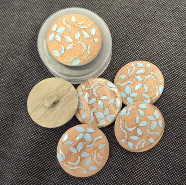 Bouton décoratif 27 mm imitation bois avec motif feuilles bleues – Idéal couture, customisation et DIY.