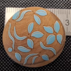Bouton décoratif 27 mm imitation bois avec motif feuilles bleues – Idéal couture, customisation et DIY.