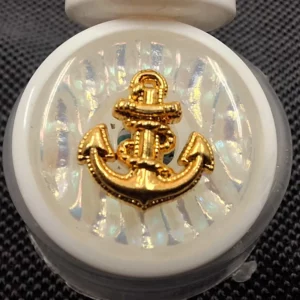 Bouton décoratif nacré 22 mm avec ancre dorée – Idéal pour customisation textile et créations marines.