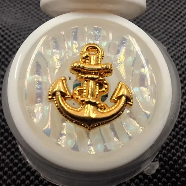 Bouton décoratif nacré 22 mm avec ancre dorée – Idéal pour customisation textile et créations marines.