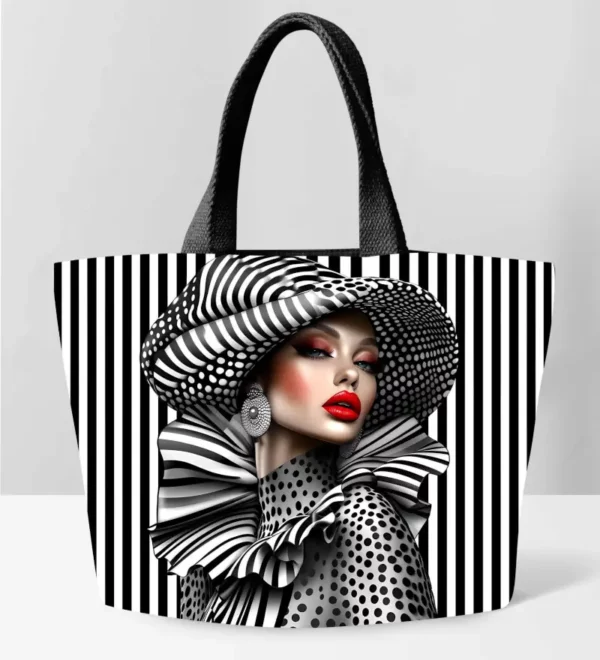 Sac cabas “Élégance Graphique” Affirmez votre style avec ce sac cabas audacieux aux motifs noir et blanc saisissants. Inspiré de l’univers de la haute couture, il met en scène une femme glamour dans un jeu de rayures et de pois hypnotique. Un accessoire chic, artistique et résolument mode.